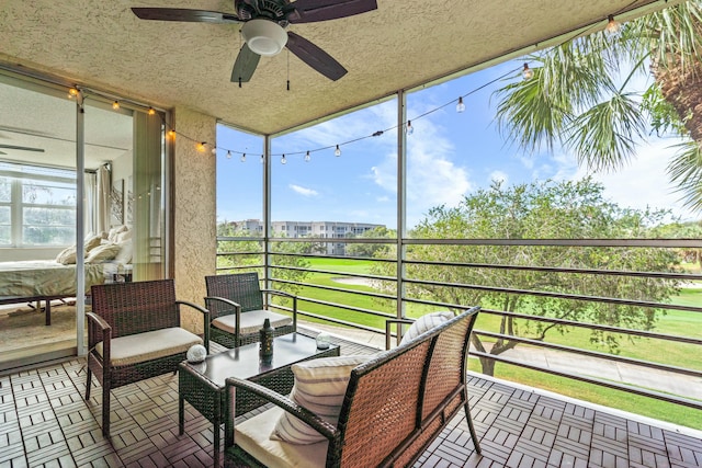 sunroom with ceiling fan