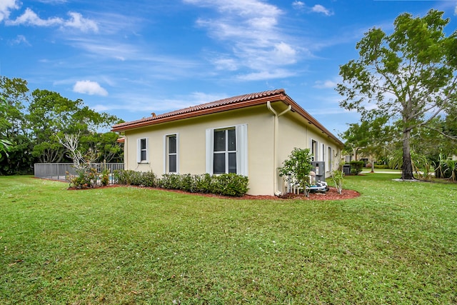 view of side of property featuring a yard