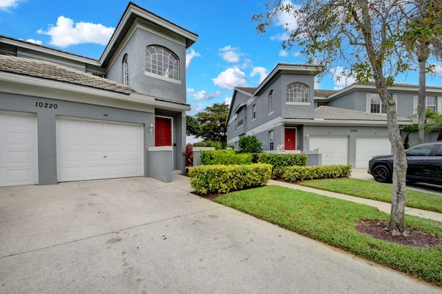 view of front property featuring a garage