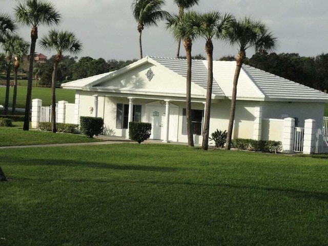 view of front of property featuring a front lawn