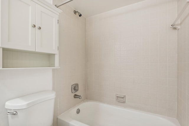 bathroom with toilet and tiled shower / bath combo