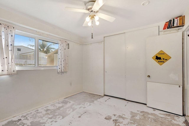 unfurnished bedroom featuring ceiling fan and a closet