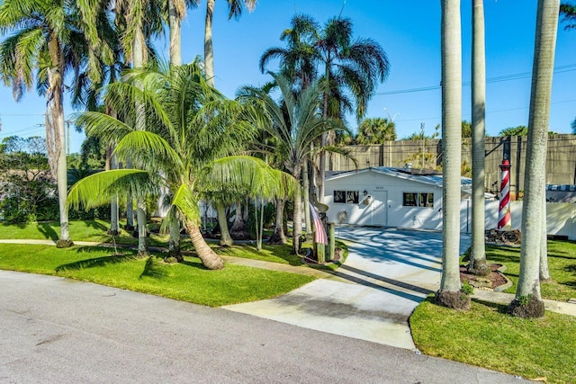 view of front of home featuring a front lawn