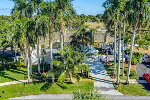 view of property's community featuring a lawn