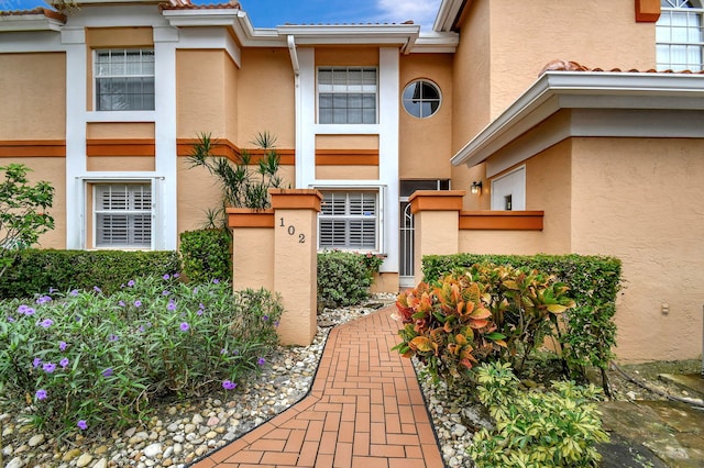 property entrance featuring stucco siding