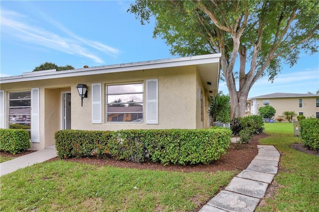 view of front of house featuring a front lawn