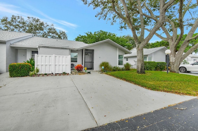 single story home with a front lawn