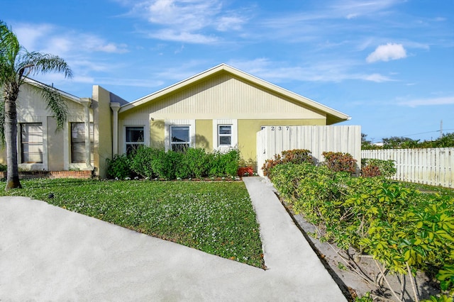 ranch-style house featuring a front yard