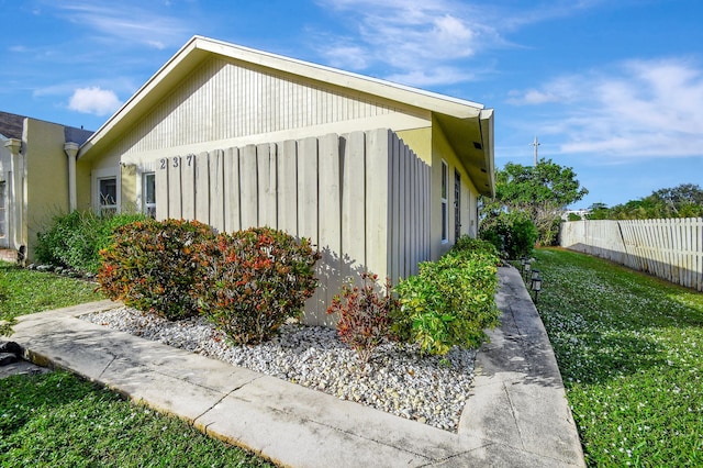 view of side of property featuring a lawn