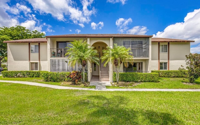 view of front of home featuring a front lawn