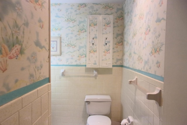 1225 NW 21st St Unit 3506, Stuart, FL 34994 - bathroom with a wainscoted wall, wallpapered walls, and tile walls
