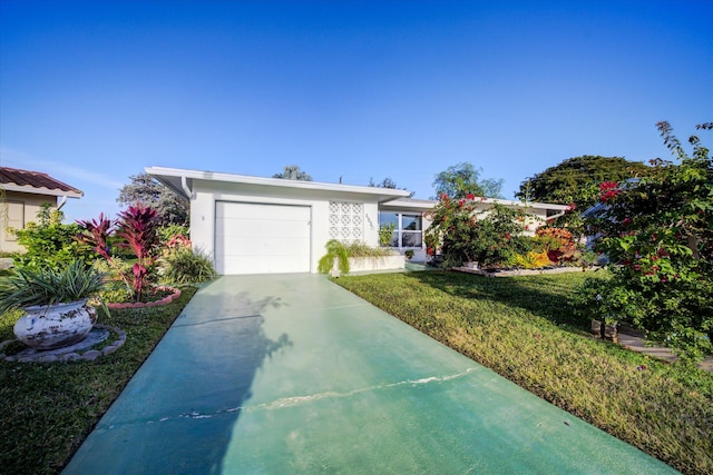 view of front of property featuring a garage and a front yard