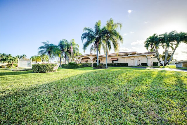 view of front facade with a front yard