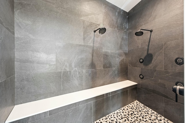 bathroom featuring a tile shower