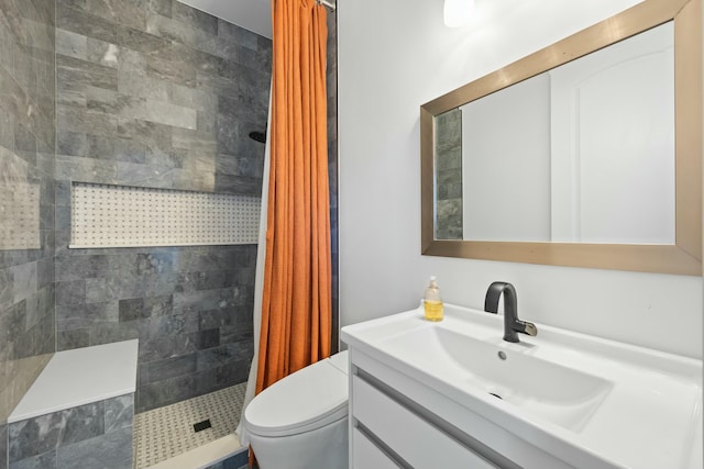 bathroom featuring a shower with shower curtain, vanity, and toilet