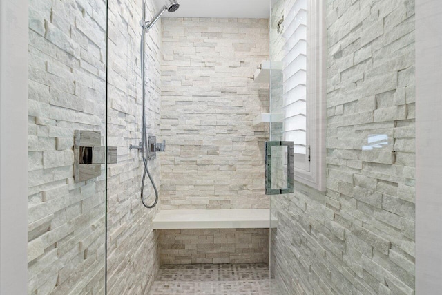 bathroom featuring a tile shower