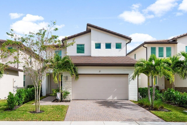 view of front facade featuring a garage