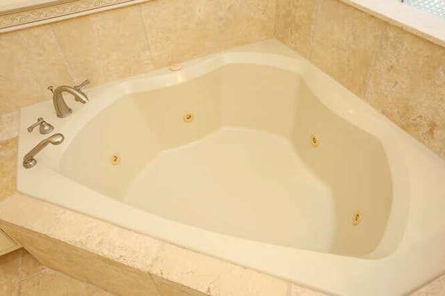 bathroom with tiled tub