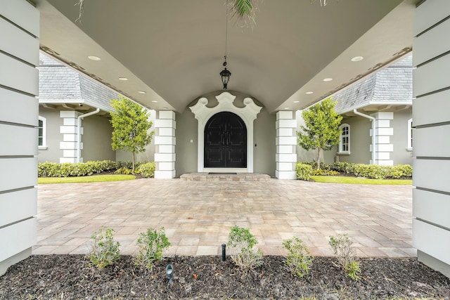 477 S Beach Rd, Jupiter Island, FL 33455 - property entrance featuring stucco siding