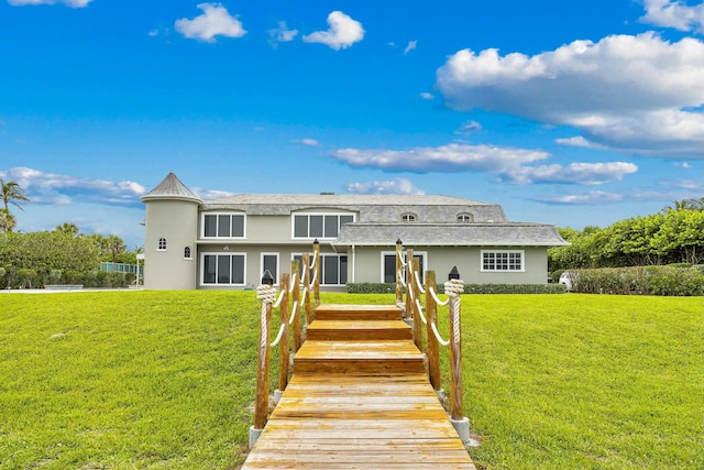 view of front of property featuring a front lawn