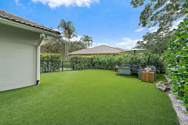 view of yard featuring outdoor lounge area