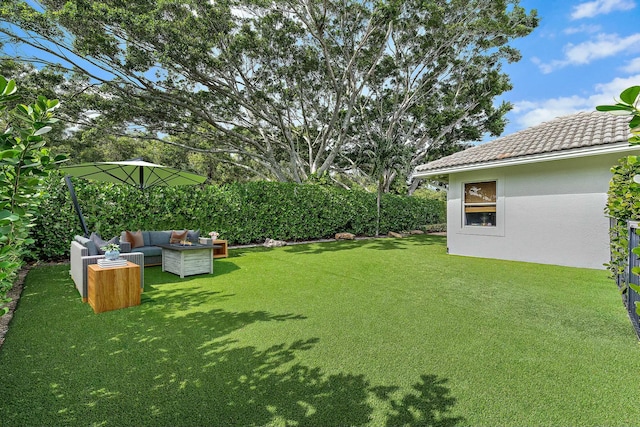 view of yard featuring an outdoor living space