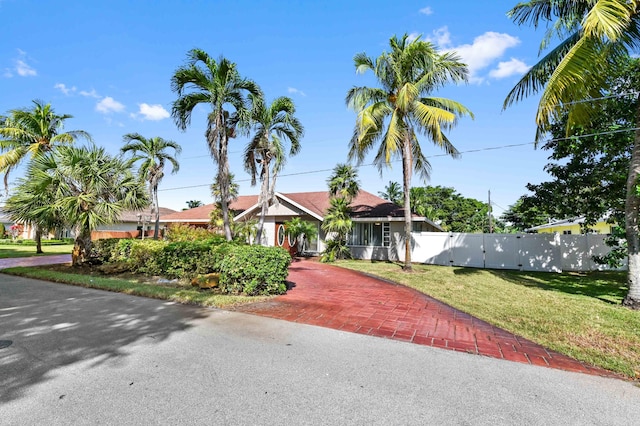 view of front of property featuring a front lawn