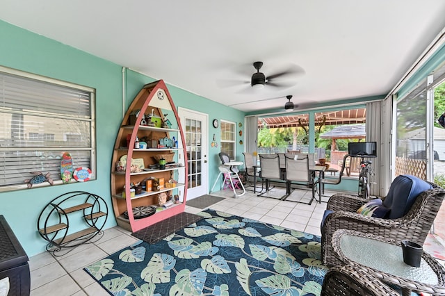 sunroom with ceiling fan