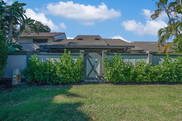 back of house featuring a yard