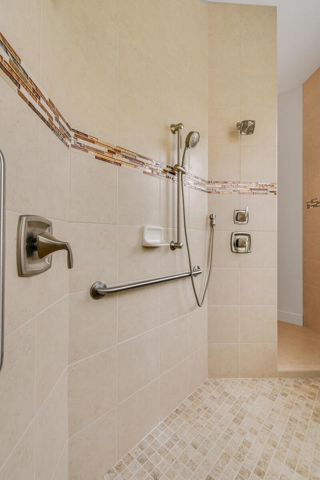 bathroom featuring a tile shower