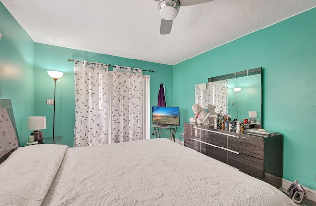 bedroom featuring ceiling fan and a textured ceiling