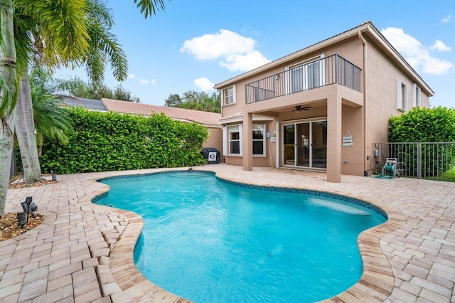 view of swimming pool with a patio area and ceiling fan