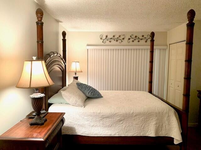 bedroom featuring a textured ceiling and a closet