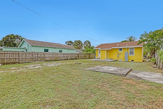 view of yard featuring a patio