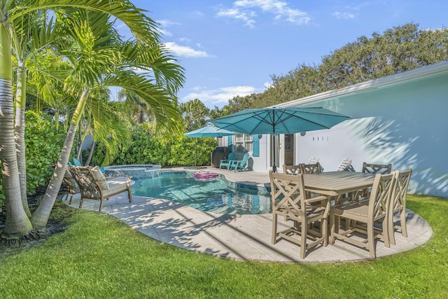 view of swimming pool featuring an in ground hot tub, a yard, and a patio