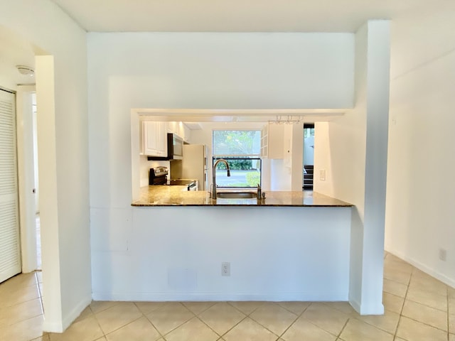6928 Briarlake Cir Unit 104, Palm Beach Gardens, FL 33418 - kitchen with electric range oven, a sink, stainless steel microwave, light tile patterned floors, and a peninsula