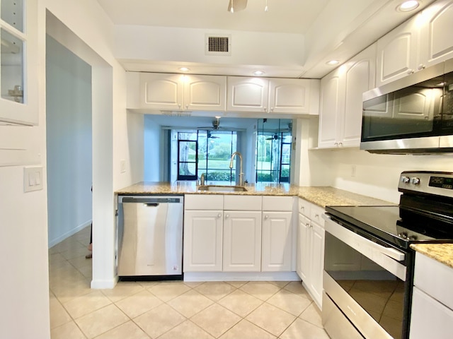 6928 Briarlake Cir Unit 104, Palm Beach Gardens, FL 33418 - kitchen with stainless steel appliances, a sink, ceiling fan, white cabinetry, and recessed lighting
