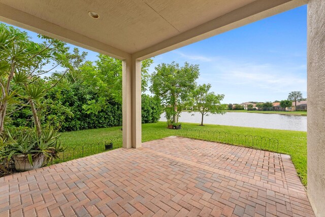 view of yard featuring a water view