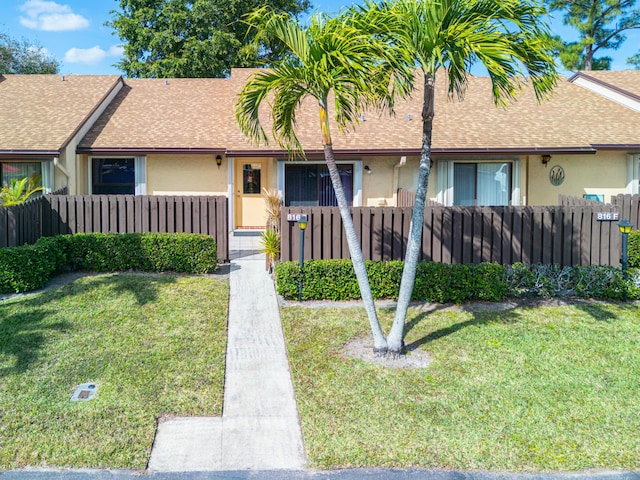 view of front facade with a front yard