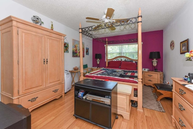 bedroom featuring a textured ceiling, light hardwood / wood-style flooring, and ceiling fan