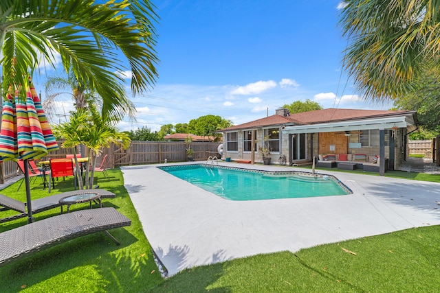 view of swimming pool with a sunroom, ceiling fan, a patio area, and an outdoor hangout area