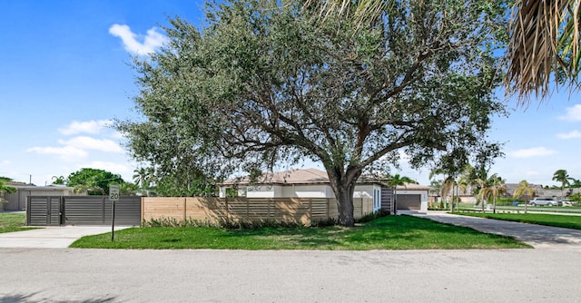 single story home with a front yard