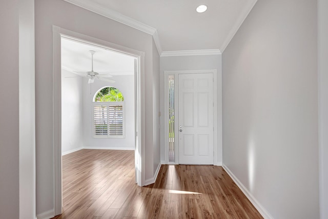 entryway featuring ceiling fan, crown molding, and light hardwood / wood-style floors