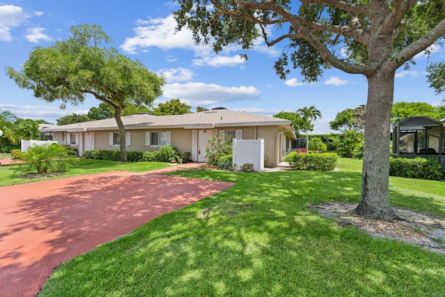 ranch-style home featuring a front lawn