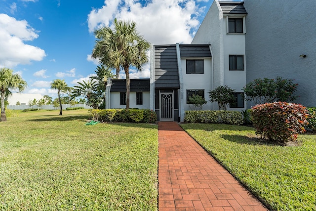 view of front of home featuring a front yard