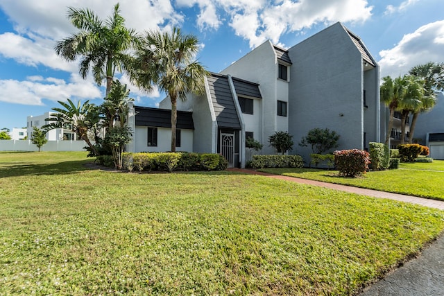 view of front of property featuring a front yard