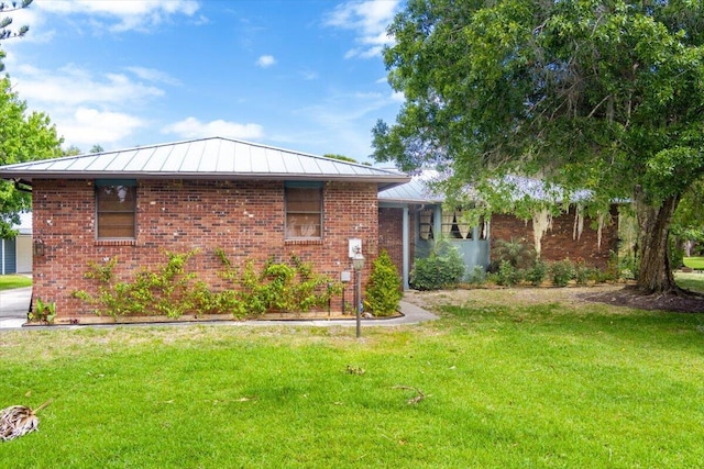 view of front of property featuring a front yard