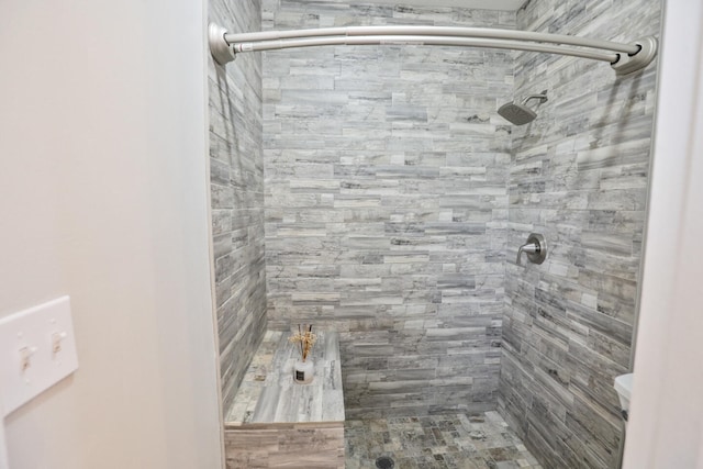 bathroom featuring a tile shower