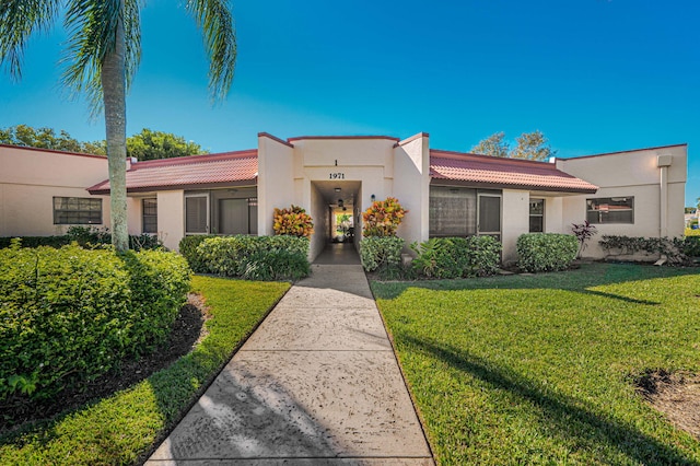 view of front of property featuring a front lawn