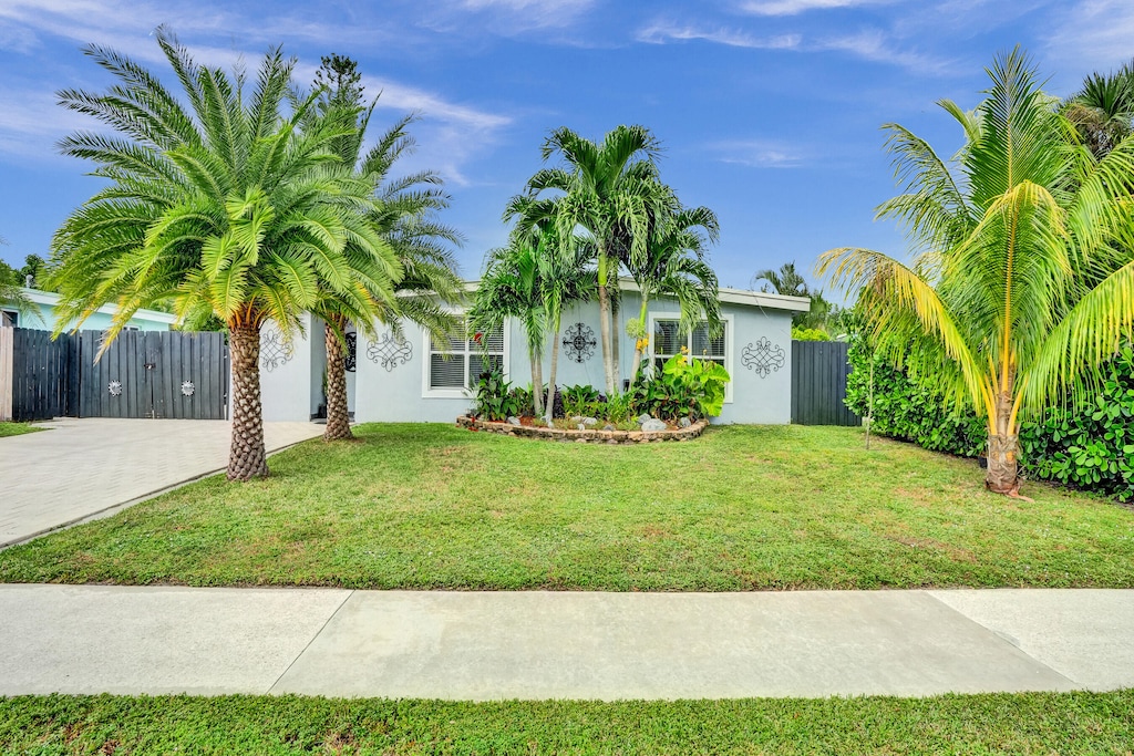 view of front facade with a front yard